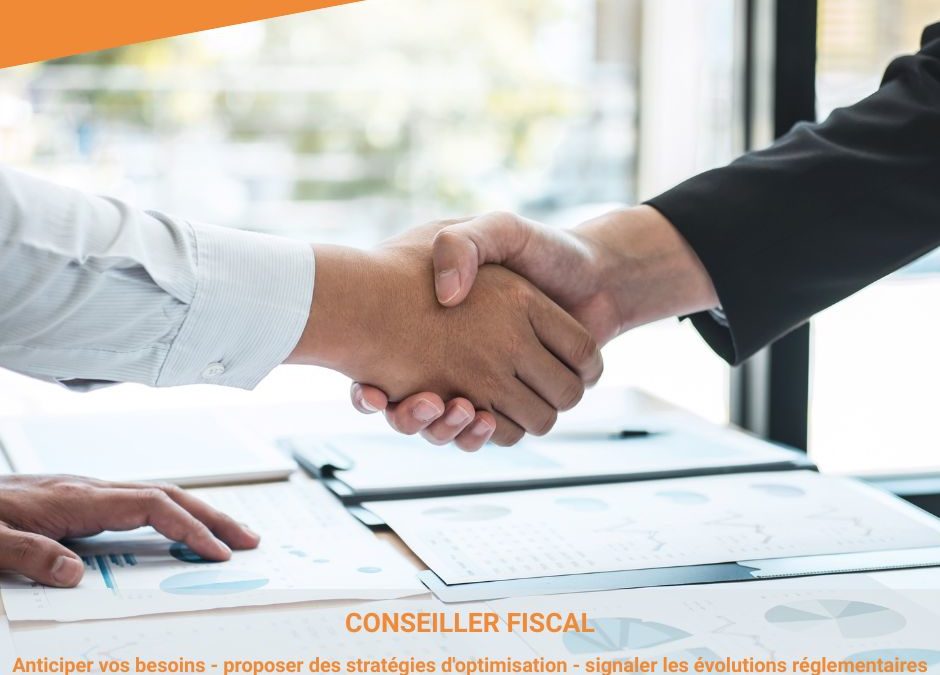 3 phrases pour résumer le rôle du conseiller fiscal avec en arrière fond deux mains qui se serrent.