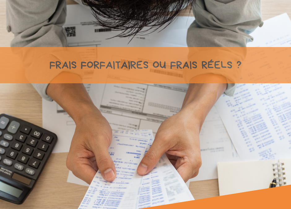 mains qui tiennent des factures avec mention frais forfaitaires ou frais réels